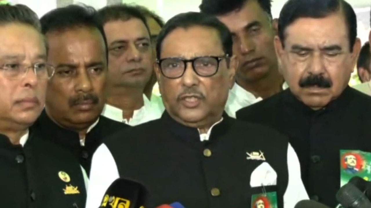ঐতিহাসিক ছয় দফা দিবস উপলক্ষে বঙ্গবন্ধুর প্রতিকৃতিতে শ্রদ্ধা নিবেদন শেষে সাংবাদিকদের সঙ্গে কথা বলেন আওয়ামী লীগের সাধারণ সম্পাদক ওবায়দুল কাদের।
