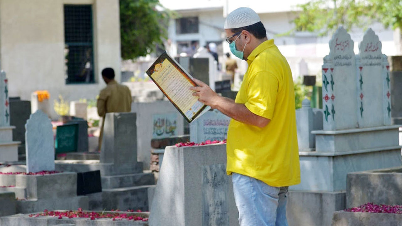 কবর জিয়ারত করছেন এক ব্যক্তি। পুরোনো ছবি