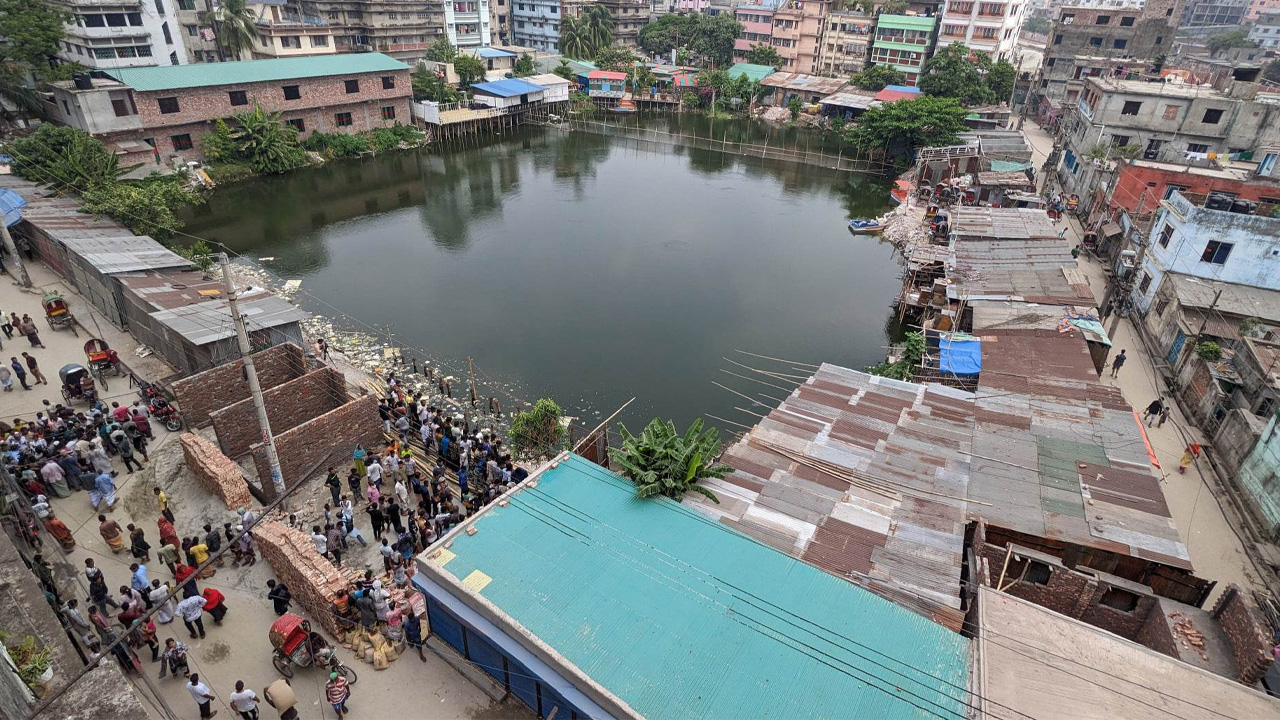 পুরান ঢাকার গেণ্ডারিয়ায় শত বছরের পুরোনো ডিআইটি পুকুর। ছবি : কালবেলা