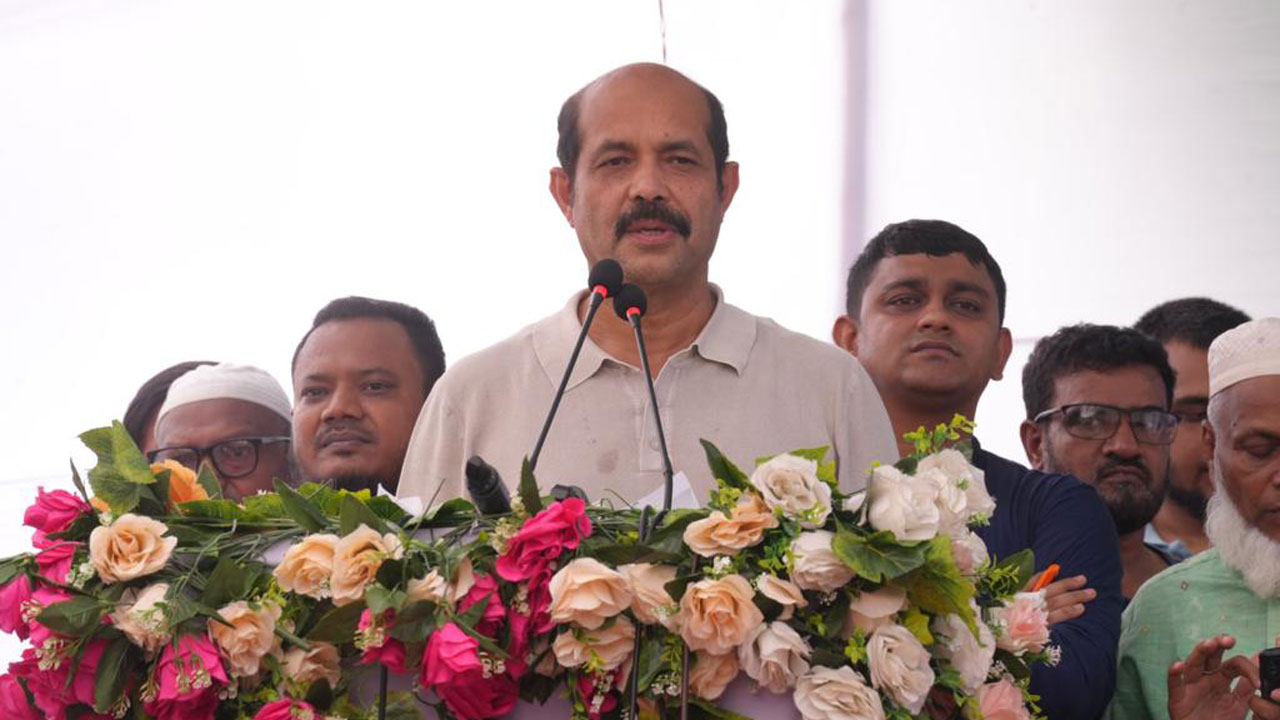 মিরপুর রূপনগর খাল সংলগ্ন লিংক রোডের উন্নয়ন কাজের উদ্বোধন অনুষ্ঠানে কথা বলছেন ডিএনসিসি মেয়র মো. আতিকুল ইসলাম। ছবি: কালবেলা