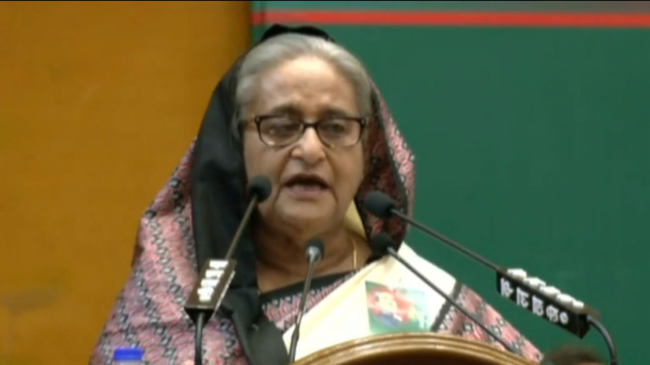 বঙ্গবন্ধু আন্তর্জাতিক সম্মেলন কেন্দ্রে এক আলোচনা সভায় বক্তব্য দিচ্ছেন প্রধানমন্ত্রী। ছবি: সংগৃহীত