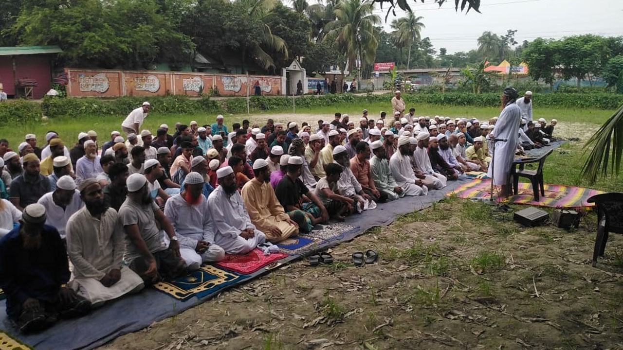 বৃষ্টির জন্য ইস্তিস্কার নামাজ আদায়।