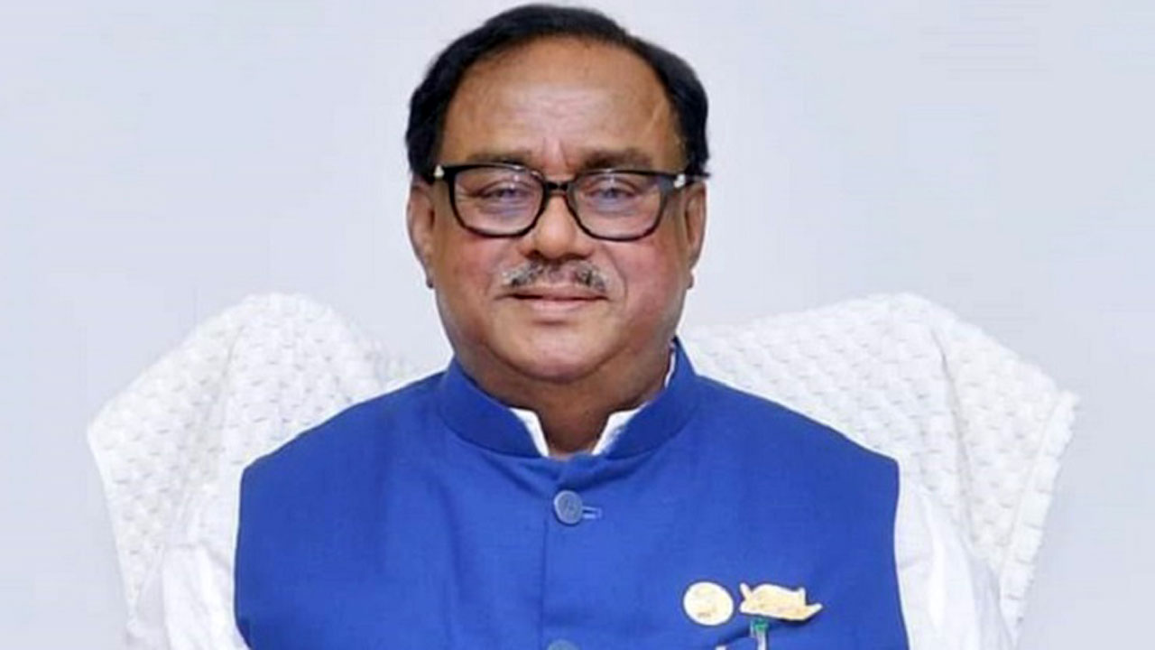 খাদ্যমন্ত্রী বীর মুক্তিযোদ্ধা সাধন চন্দ্র মজুমদার।