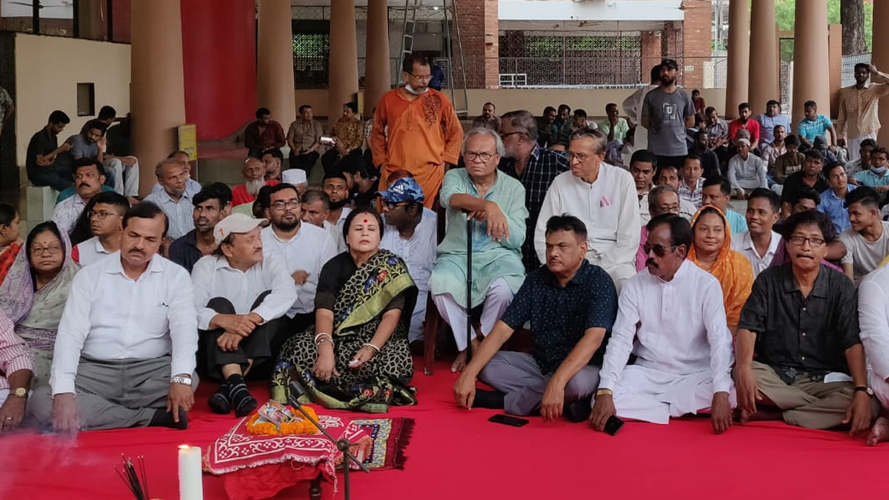 বুধবার ঢাকেশ্বরী জাতীয় মন্দিরে প্রার্থনা অনুষ্ঠানে বিএনপির সিনিয়র যুগ্ম মহাসচিব রুহুল কবির রিজভী। ছবি : সংগৃহীত