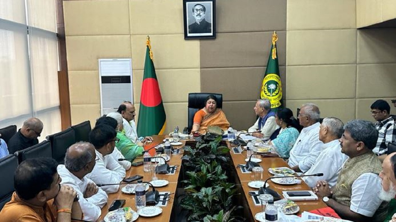 স্পিকার ড. শিরীন শারমিন চৌধুরীর সঙ্গে সৌজন্য সাক্ষাৎ করেন বাংলাদেশ সফররত গান্ধীবাদী প্রতিনিধি দল। সৌজন্য ছবি