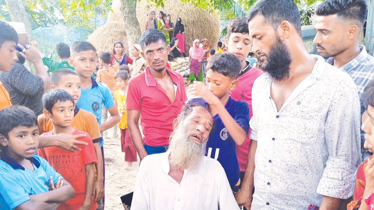 কৃষিকাজ করে পরিবারের খরচ মেটানো যাচ্ছিল না। তাই শ্রমিক হিসেবে কাজ করে বাড়তি আয়ের মাধ্যমে পরিবারকে সহযোগিতা করতে সুনামগঞ্জের ভাটিপাড়া গ্রাম থেকে সিলেটে এসেছিলেন সৌরভ। সব আশা তার শেষ হলো একটি মর্মান্তিক সড়ক দুর্ঘটনায়। দুর্ঘটনায় সৌরভের মৃত্যুর খবর তার বাবা সিরাজ মিয়া পেলেন সকালে বাড়ির কাজ করার সময়। এ খবরে যেন তার মাথায় আকাশ ভেঙে পড়ে। ছেলে হারানোর খবর পেয়ে হাউমাউ করে কাঁদতে থাকেন তিনি। বুধবার সুনামগঞ্জের ভাটিপাড়া গ্রামে। ছবি : কালবেলা