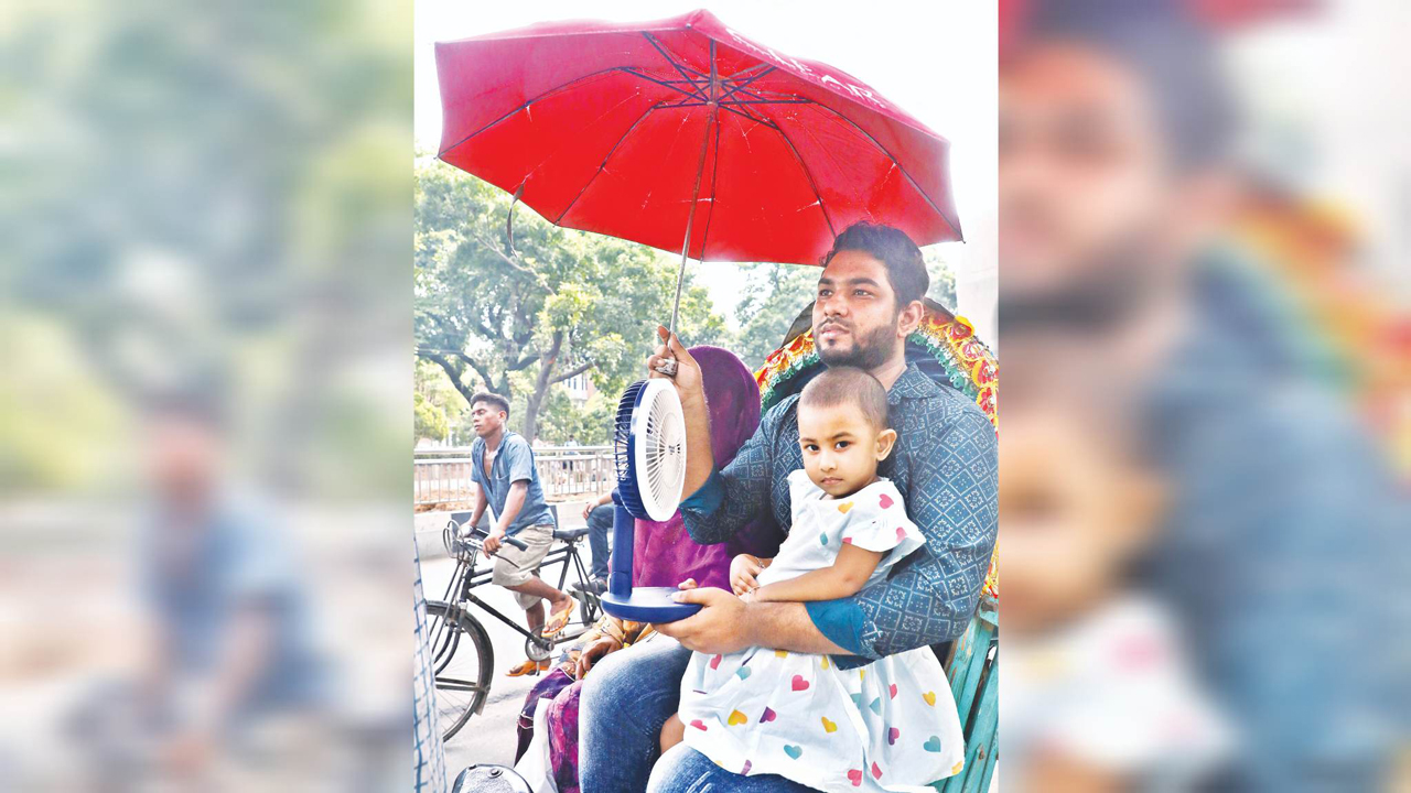 রাজধানীতে তীব্র গরমে অতিষ্ঠ হয়ে উঠেছে জনজীবন। ঘর থেকে বাইরে বের হওয়া মানুষ রোদের তাপ থেকে বাঁচার চেষ্টা করছেন বিভিন্ন উপায়ে। ছবি :কাজল হাজরা