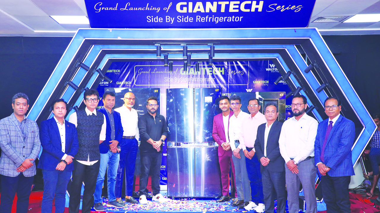 জায়ান্টটেক সিরিজের এআইওটি বেজড স্মার্ট নতুন ৩ মডেলের ফ্রিজ উন্মোচন করেছে ওয়ালটন। ছবি : কালবেলা