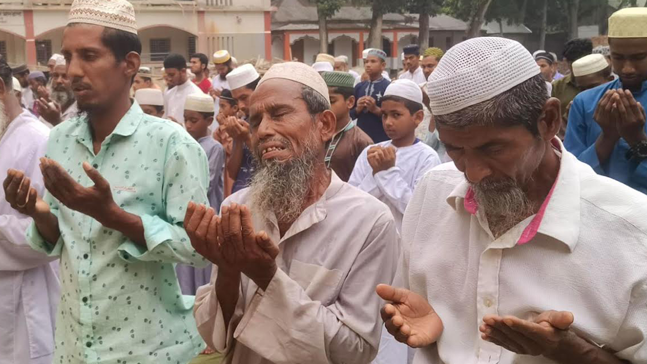 বৃষ্টির আশায় রাজবাড়ীতে ‘বিশেষ নামাজ’ আদায় করেছেন স্থানীয়রা। ছবি : কালবেলা