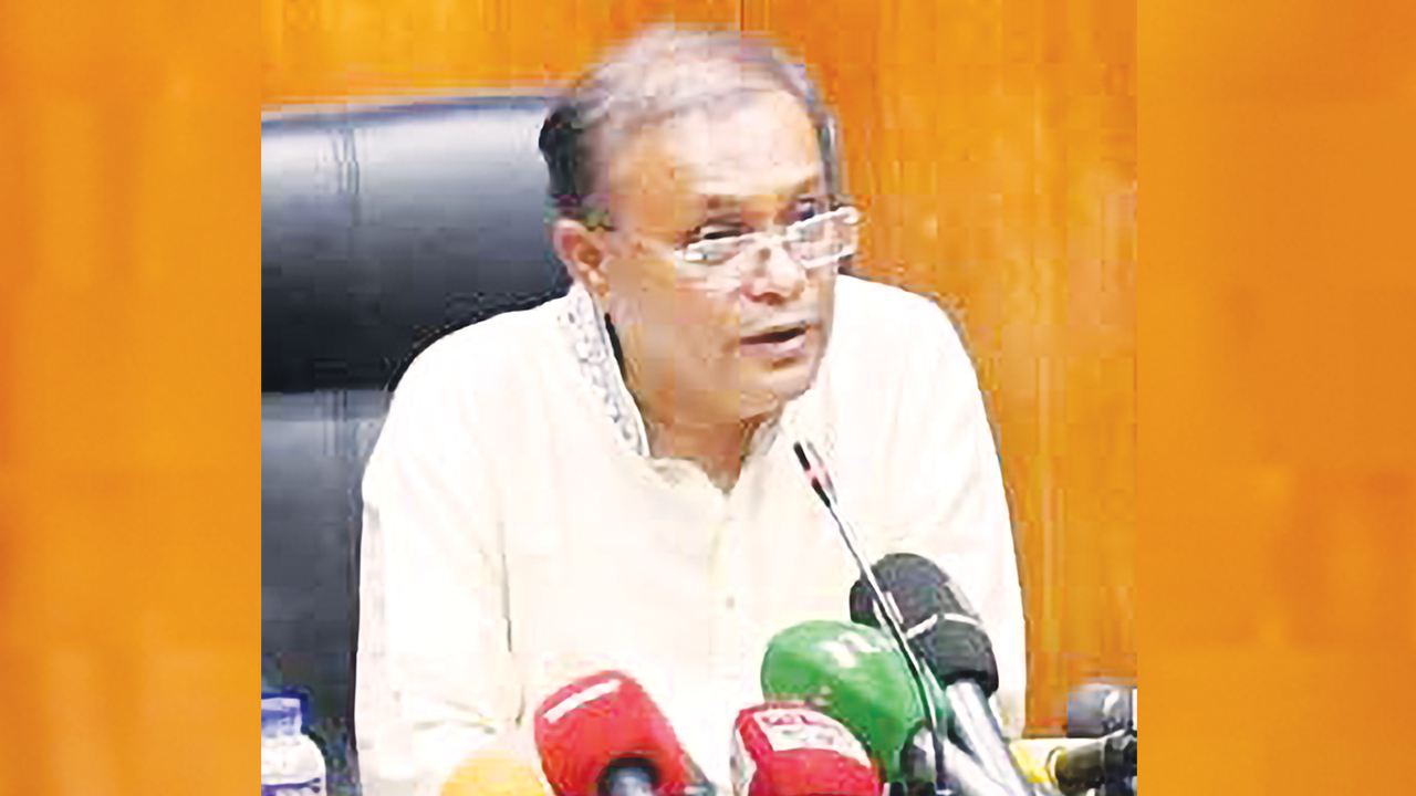 মন্ত্রণালয়ের সভাকক্ষে বুধবার সমসাময়িক বিষয়ে সাংবাদিকদের সঙ্গে মতবিনিময় করেন তথ্যমন্ত্রী। ছবি : পিআইডি