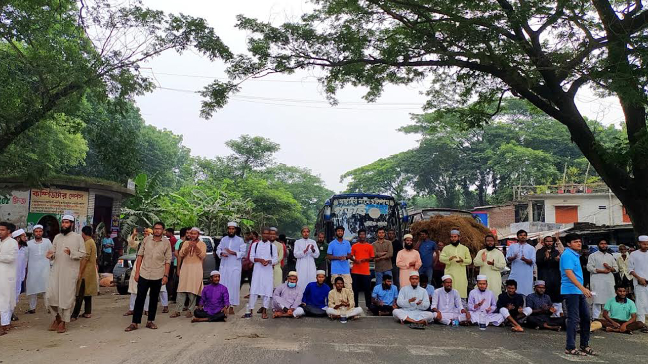 বৃহস্পতিবার ইসলামী বিশ্ববিদ্যালয়ের কুষ্টিয়া-ঝিনাইদহ মহাসড়ক অবরোধ করা আল হাদিস অ্যান্ড ইসলামিক স্টাডিজ বিভাগের শিক্ষার্খীরা। ছবি : কালবেলা