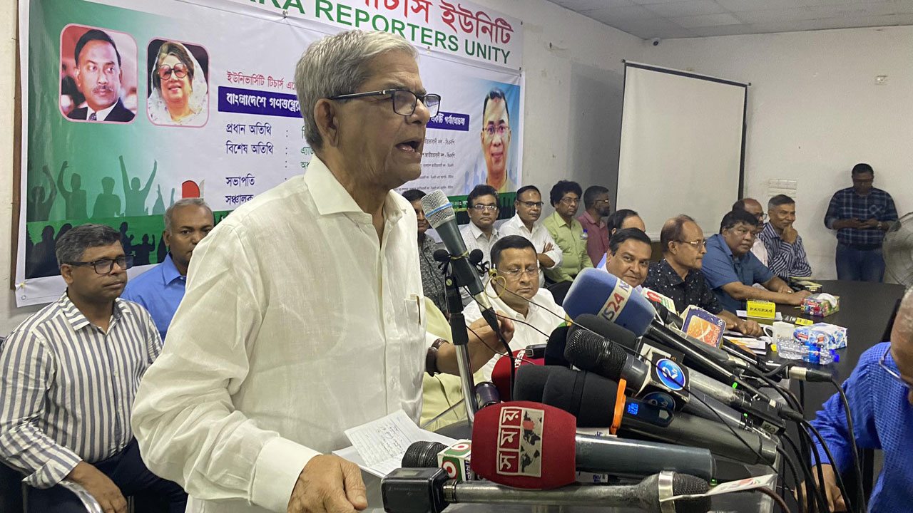 ডিআরইউ মিলনায়তনে এক সভায় কথা বলছেন বিএনপির মহাসচিব মির্জা ফখরুল ইসলাম আলমগীর। ছবি: কালবেলা