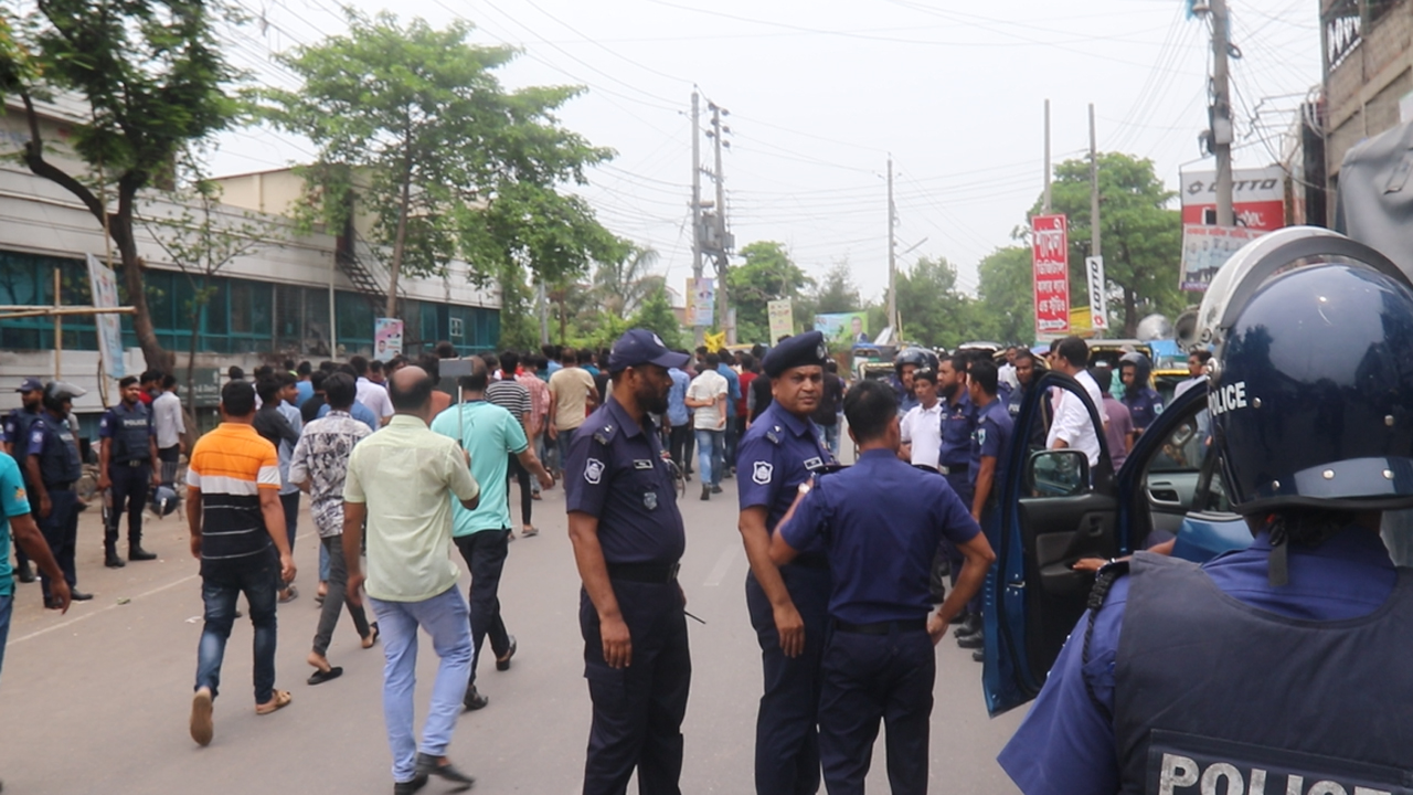 বিএনপির অবস্থান ও বিক্ষোভে হামলা