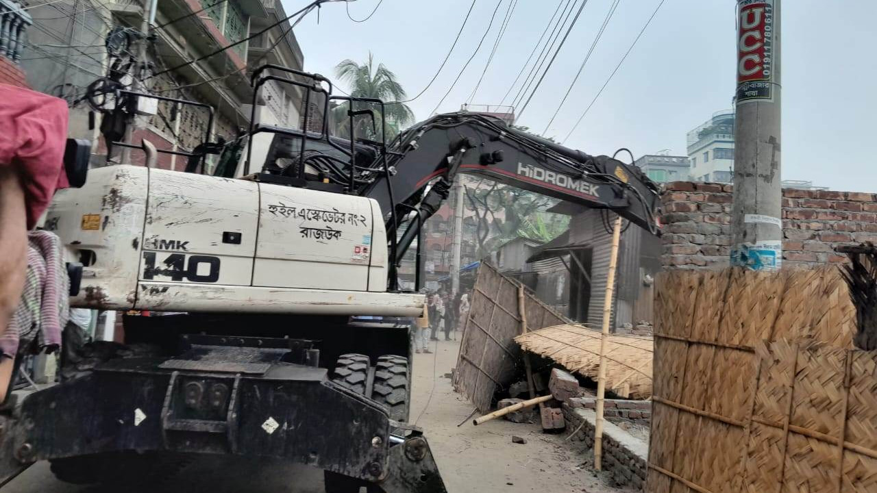 পুরান ঢাকার গেণ্ডারিয়ায় ডিআইটি পুকুর উদ্ধারে রাজউকের অভিযান। ছবি : কালবেলা