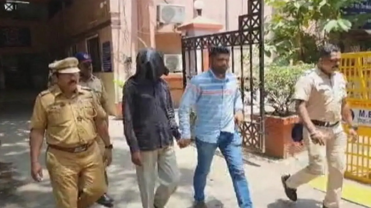 মুম্বাইয়ে সঙ্গীকে হত্যার ঘটনায় অভিযুক্তকে বুধবার গ্রেপ্তার করে পুলিশ। ছবি : সংগৃহীত