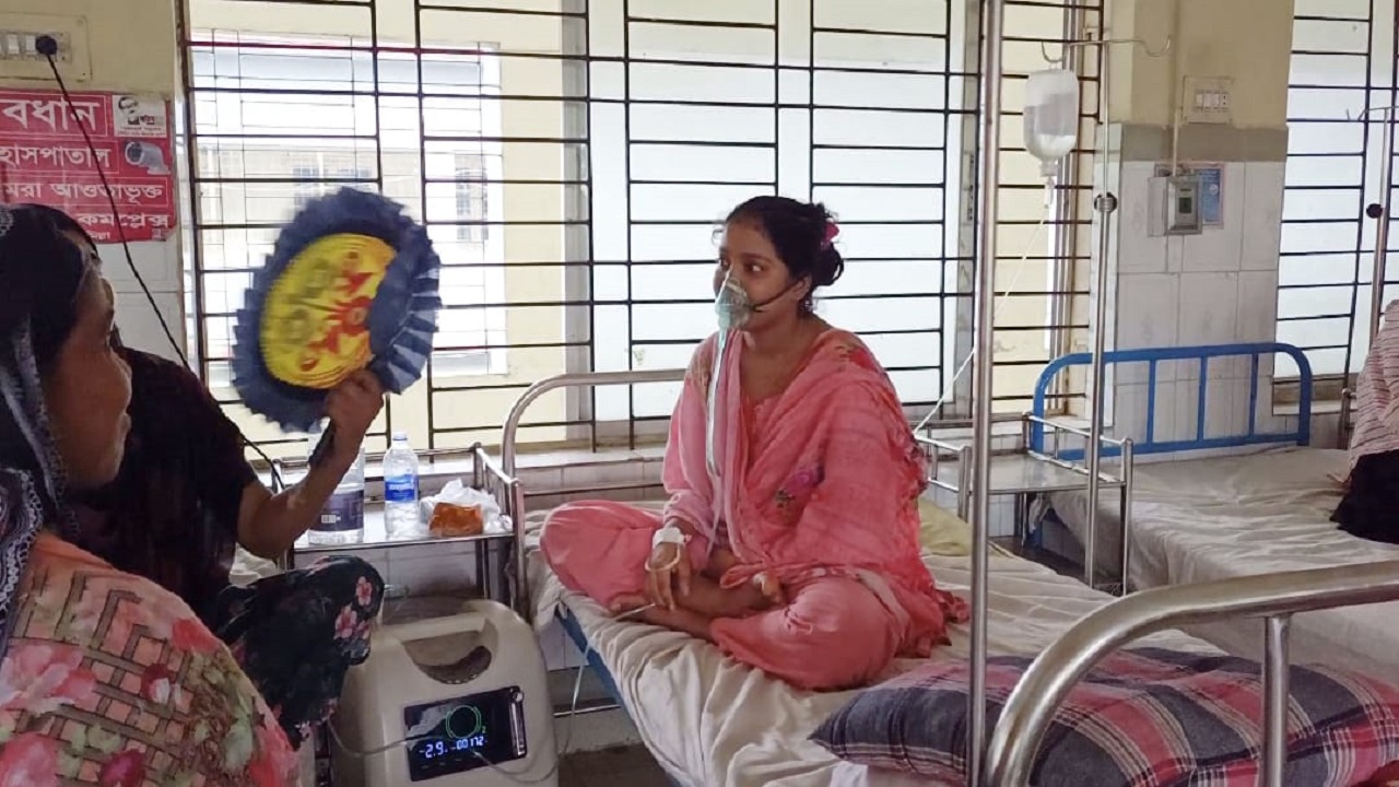 হাসপাতালে চিকিৎসা নিচ্ছেন অসুস্থ হয়ে পড়া শিক্ষিকা। ছবি : কালবেলা