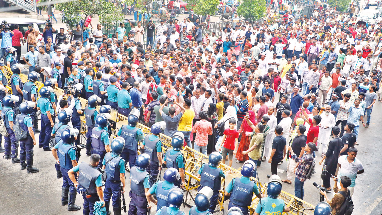 লোডশেডিংয়ের প্রতিবাদে বিদ্যুৎ উন্নয়ন বোর্ডের কার্যালয়ের সামনে অবস্থান ও স্মারকলিপি প্রদান কর্মসূচি পালন করতে যাওয়ার পথে বৃহস্পতিবার রাজধানীর আরামবাগে বিএনপির মিছিলে পুলিশের বাধা। ছবি: কালবেলা