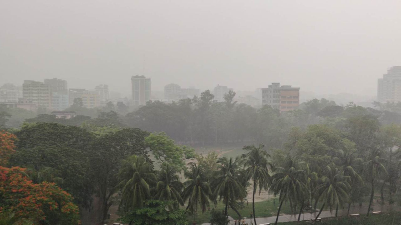 রাজধানীতে চলছে ঝুম বৃষ্টি।