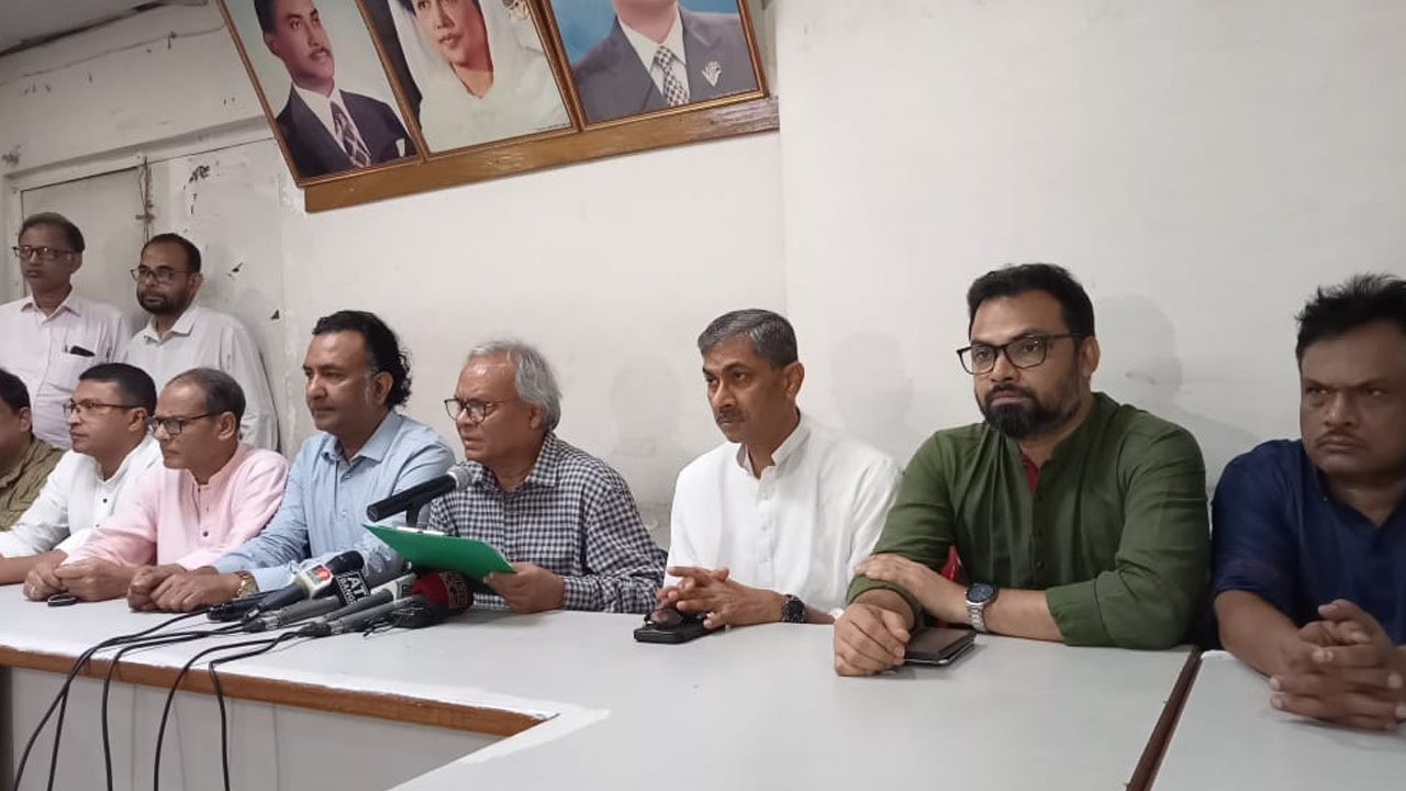 সংবাদ সম্মেলনে রুহুল কবির রিজভীসহ বিএনপি নেতারা। ছবি : সংগৃহীত