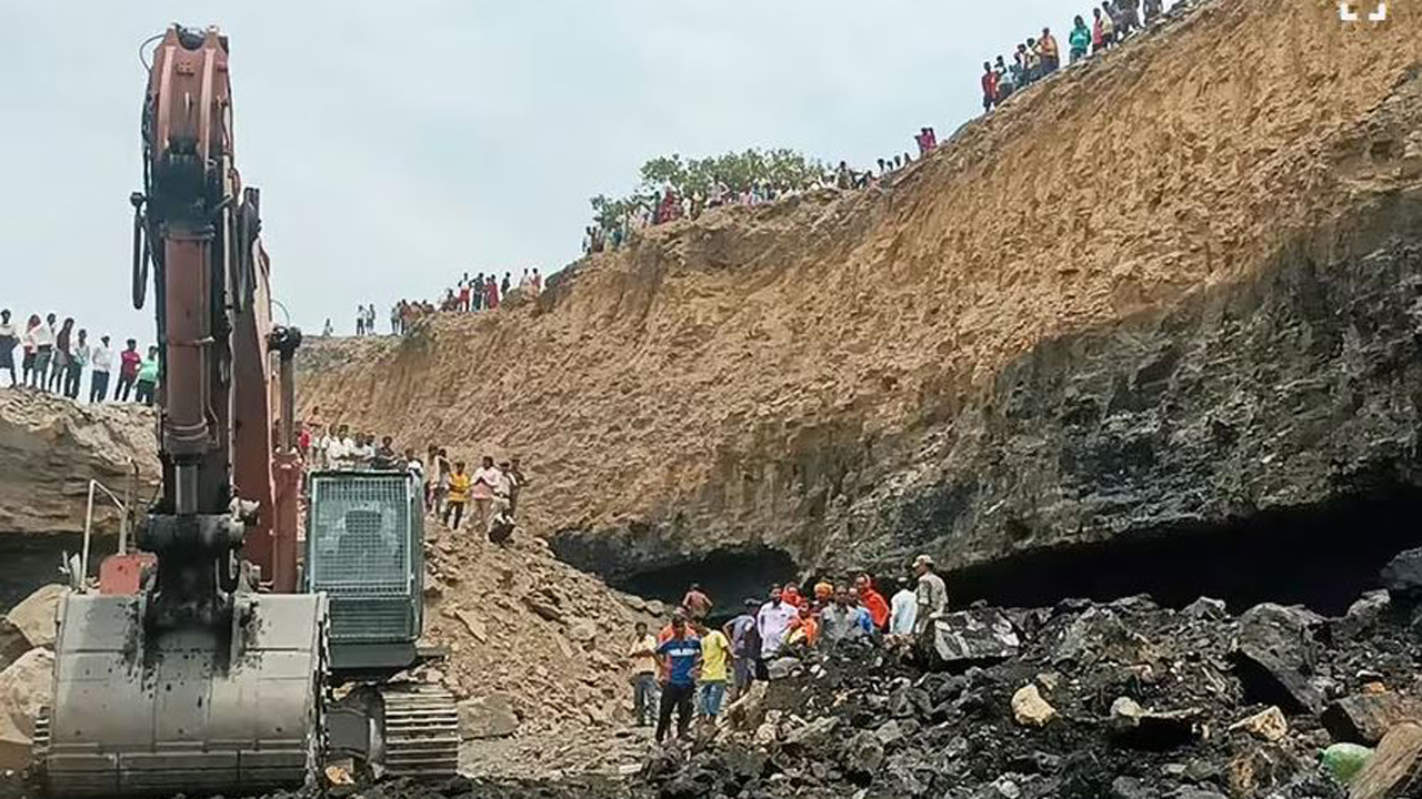 ভারতের ঝাড়খণ্ডে কয়লা খনিতে ধসের ঘটনায় উদ্ধারকাজ চলছে। ছবি : সংগৃহীত