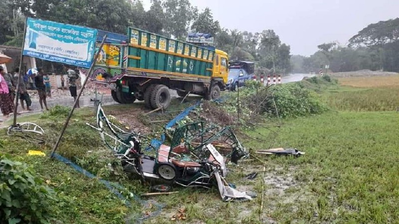 জামালপুর-ময়মনসিংহ সড়কের পাশে পড়ে আছে ট্রাকের ধাক্কায় বিধ্বস্ত ইজিবাইক। ছবি : কালবেলা