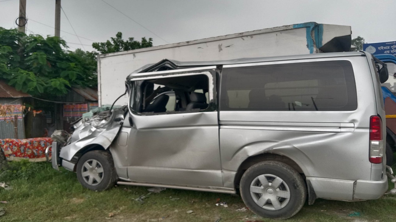 ঢাকা-চট্টগ্রাম মহাসড়কের গজারিয়ায় দুমড়ে-মুচড়ে যাওয়া মাইক্রোবাস। ছবি : কালবেলা