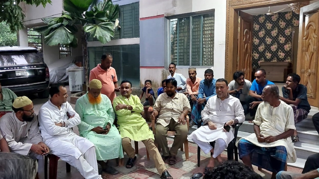 আওয়ামী লীগের মনোনয়নপ্রত্যাশী নজরুল ইসলাম দুলালের সঙ্গে মতবিনিময় সভায় স্থানীয় নেতাকর্মীরা। ছবি : কালবেলা