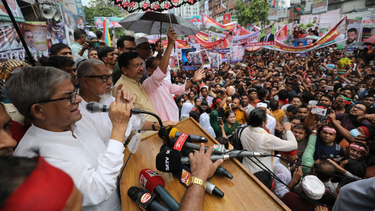 বিএনপির কেন্দ্রীয় কার্যালয়ের সামনে শ্রমিক-কর্মচারীদের সমাবেশে বক্তব্য রাখছেন মির্জা ফখরুল।