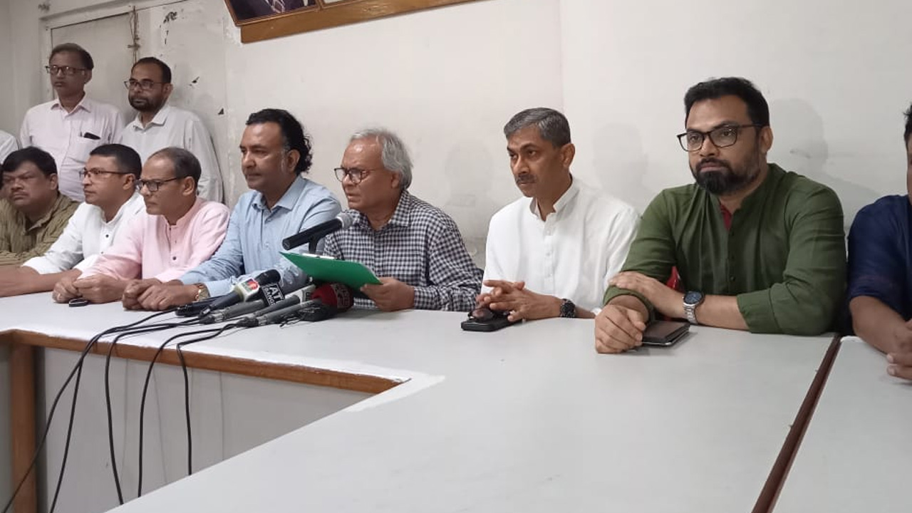 নয়াপল্টনে বিএনপির কেন্দ্রীয় কার্যালয়ে সংবাদ সম্মেলনে বক্তব্য রাখছেন দলটির সিনিয়র যুগ্ম মহাসচিব রুহুল কবির রিজভী।