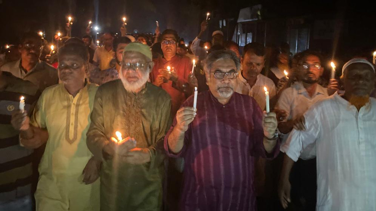মোমবাতি হাতে বিএনপির মিছিল। ছবি : কালবেলা