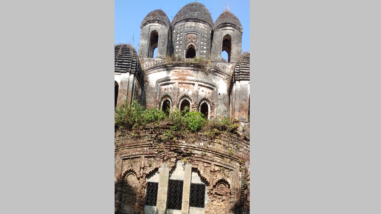 পিরামিড আকৃতির এই মঠ-মন্দির প্রাচীন স্থাপত্যের অপরূপ নিদর্শন হয়ে আজও দাঁড়িয়ে আছে। ছবি : কালবেলা