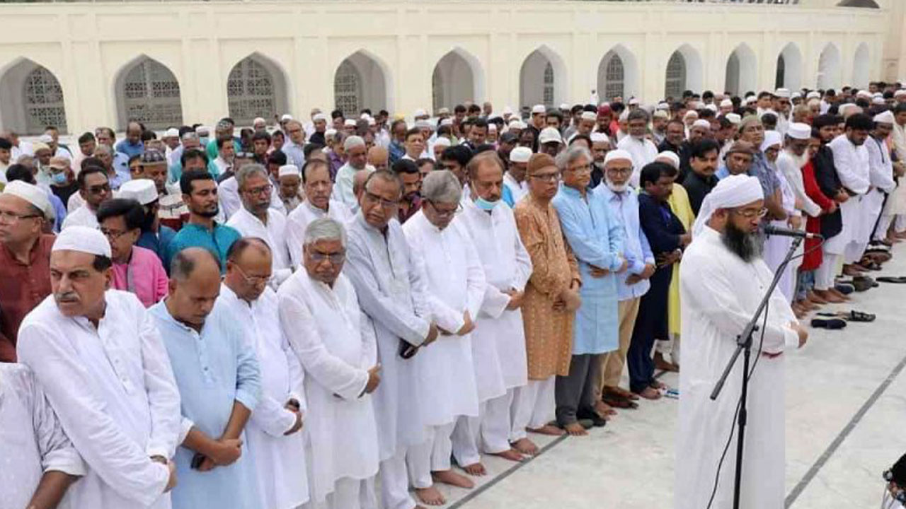 জাতীয় মসজিদ বায়তুল মোকাররমে তার প্রথম জানাজা অনুষ্ঠিত হয়। ছবি : সংগৃহীত