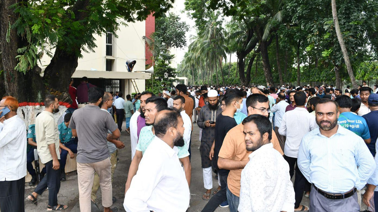 রাজধানীর রমনার ইঞ্জিনিয়ার্স ইনস্টিটিউশন মিলনায়তনে জড়ো হচ্ছেন নেতাকর্মীরা। ছবি : কালবেলা