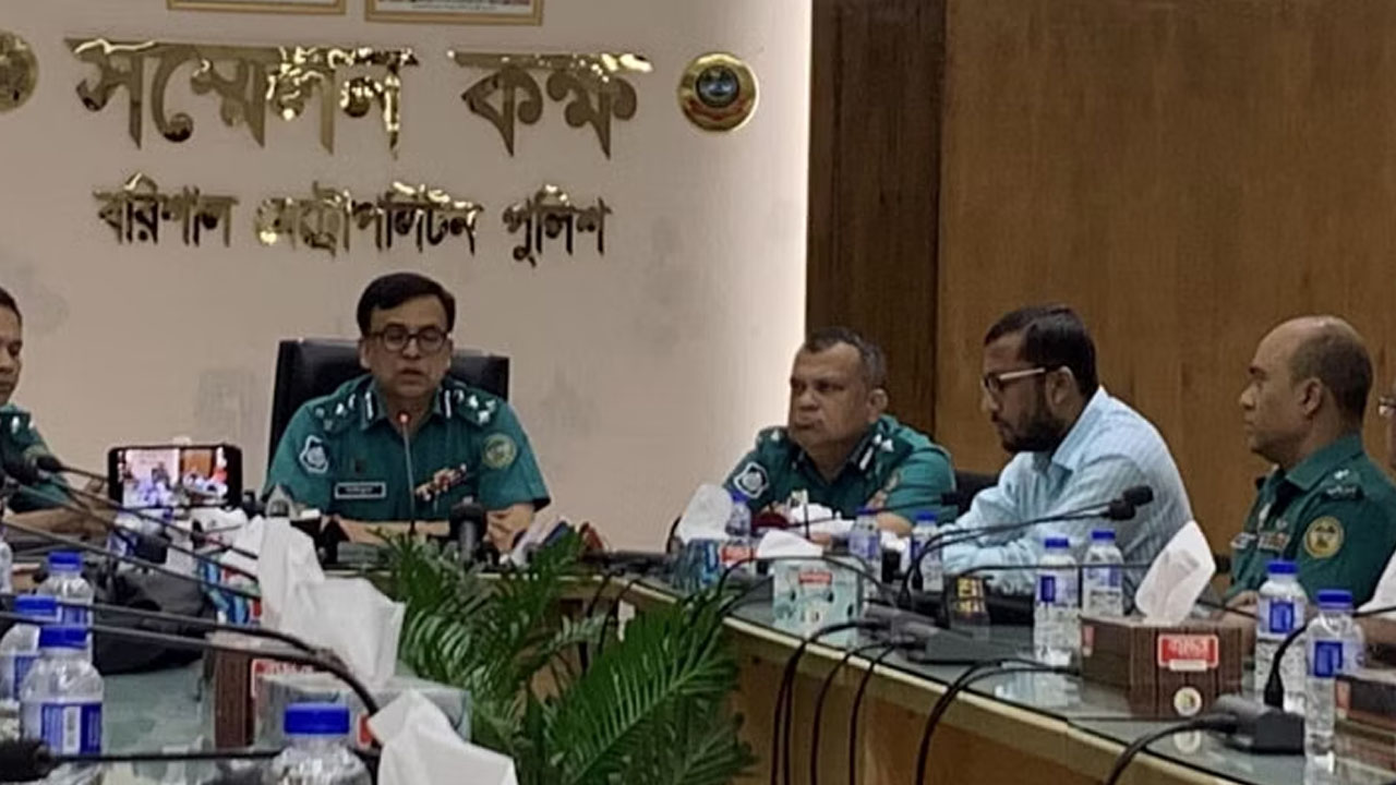 সাংবাদিকদের সঙ্গে আলাপকালে বরিশাল মেট্রোপলিটন পুলিশ (বিএমপি) কমিশনার মো. সাইফুল ইসলাম। ছবি : সংগৃহীত
