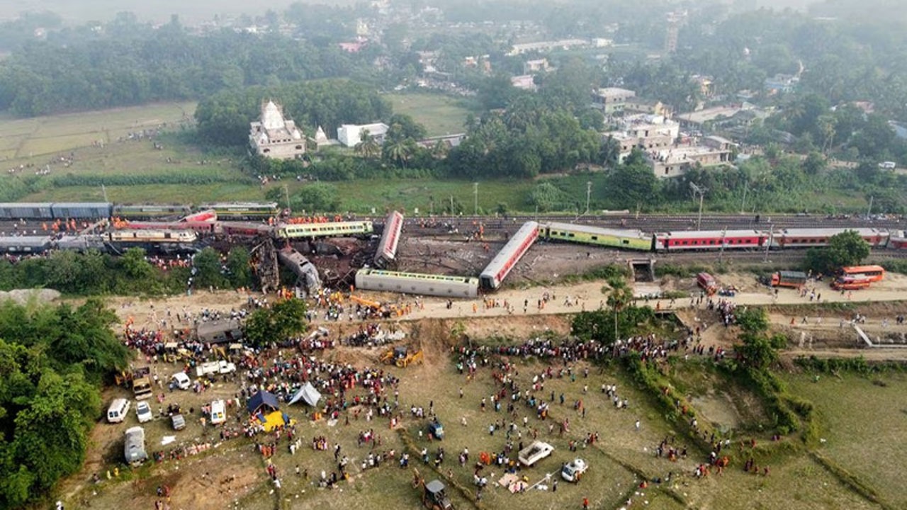 ভারতের ওড়িশায় দুর্ঘটনায় বিধ্বস্ত ট্রেনের বগি। ছবি : সংগৃহীত