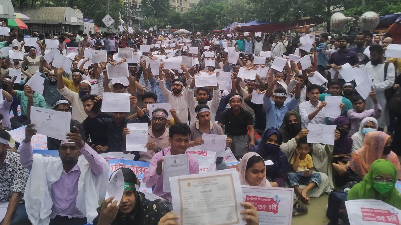 সরকারি চাকরিতে আবেদনের বয়সসীমা বৃদ্ধি দাবিতে সমাবেশ করেছে চাকরিতে আবেদনের বয়সসীমা ৩৫ প্রত্যাশী সমন্বয় পরিষদ।