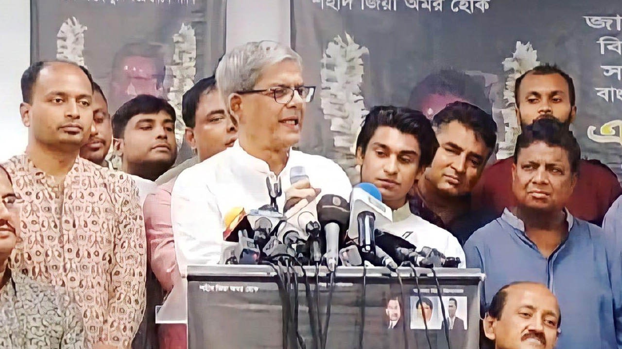 ডিআরইউ-তে স্মরণ সভায় বক্তব্য রাখছেন বিএনপি মহাসচিব মির্জা ফখরুল ইসলাম আলামগীর। ছবি : কালবেলা