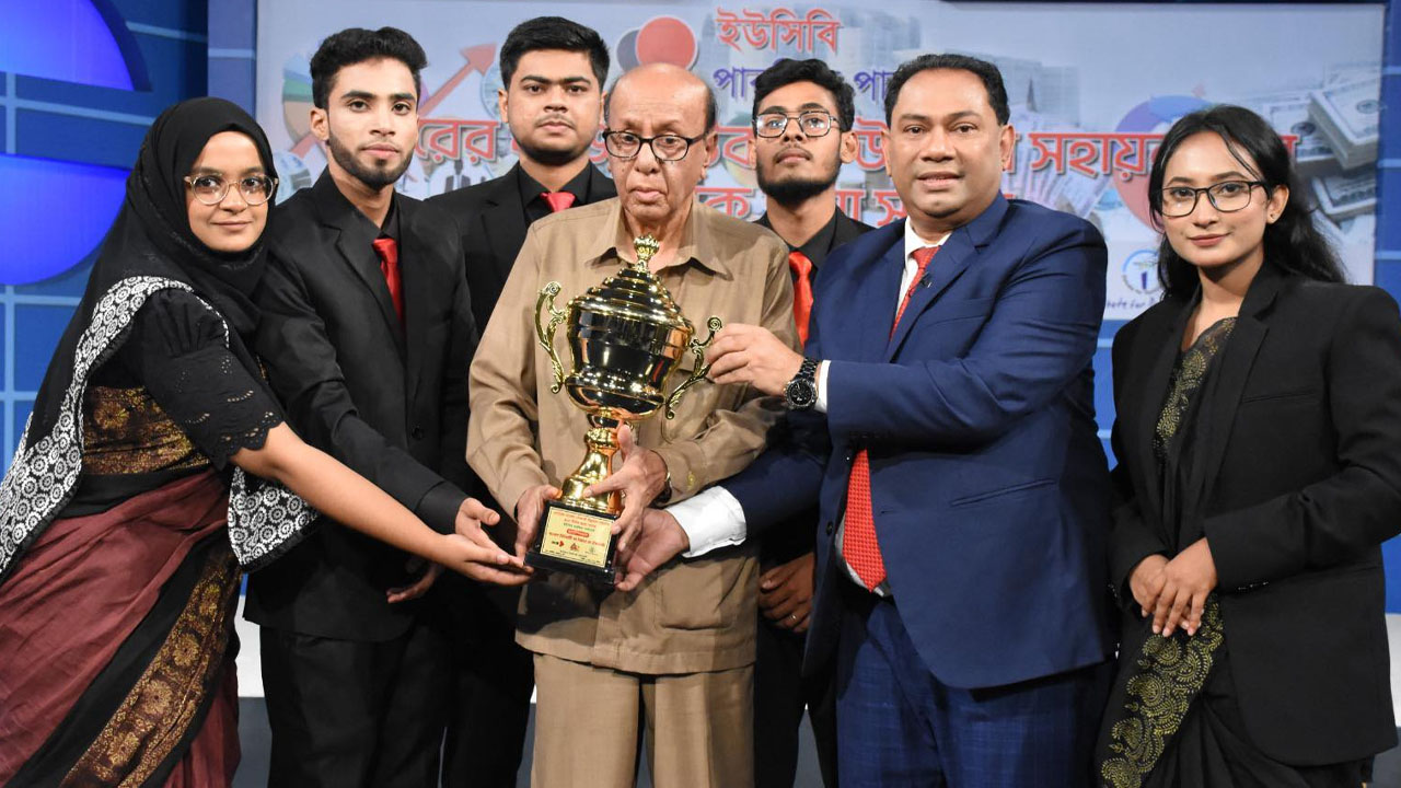 ছায়া সংসদে চ্যাম্পিয়ন দলের বিতার্কিকদের ট্রফি প্রদান করছেন সাবেক তত্ত্বাবধায়ক সরকারের উপদেষ্টা ড. এ বি মির্জ্জা আজিজুল ইসলাম ও ডিবেট ফর ডেমোক্র্যাসির চেয়ারম্যান হাসান আহমেদ চৌধুরী কিরণ।