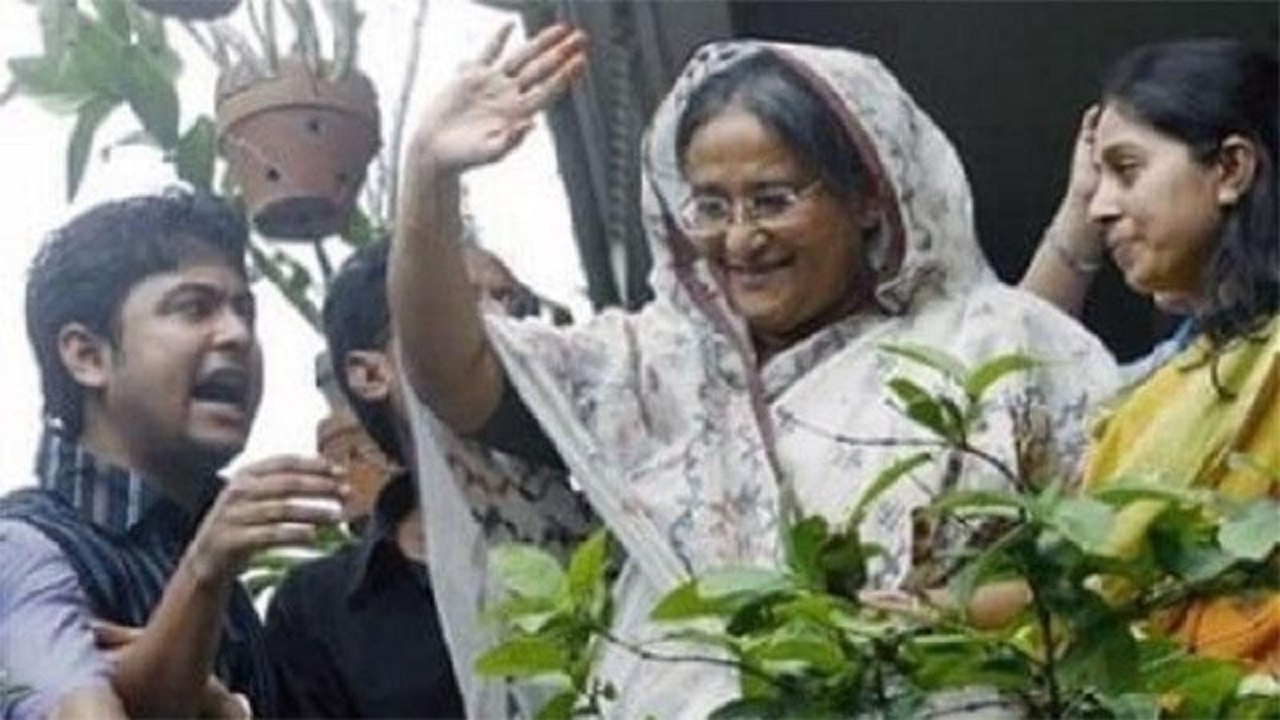 হাত নেড়ে শুভেচ্ছা জানাচ্ছেন আওয়ামী লীগ সভাপতি শেখ হাসিনা। ছবি : সংগৃহীত