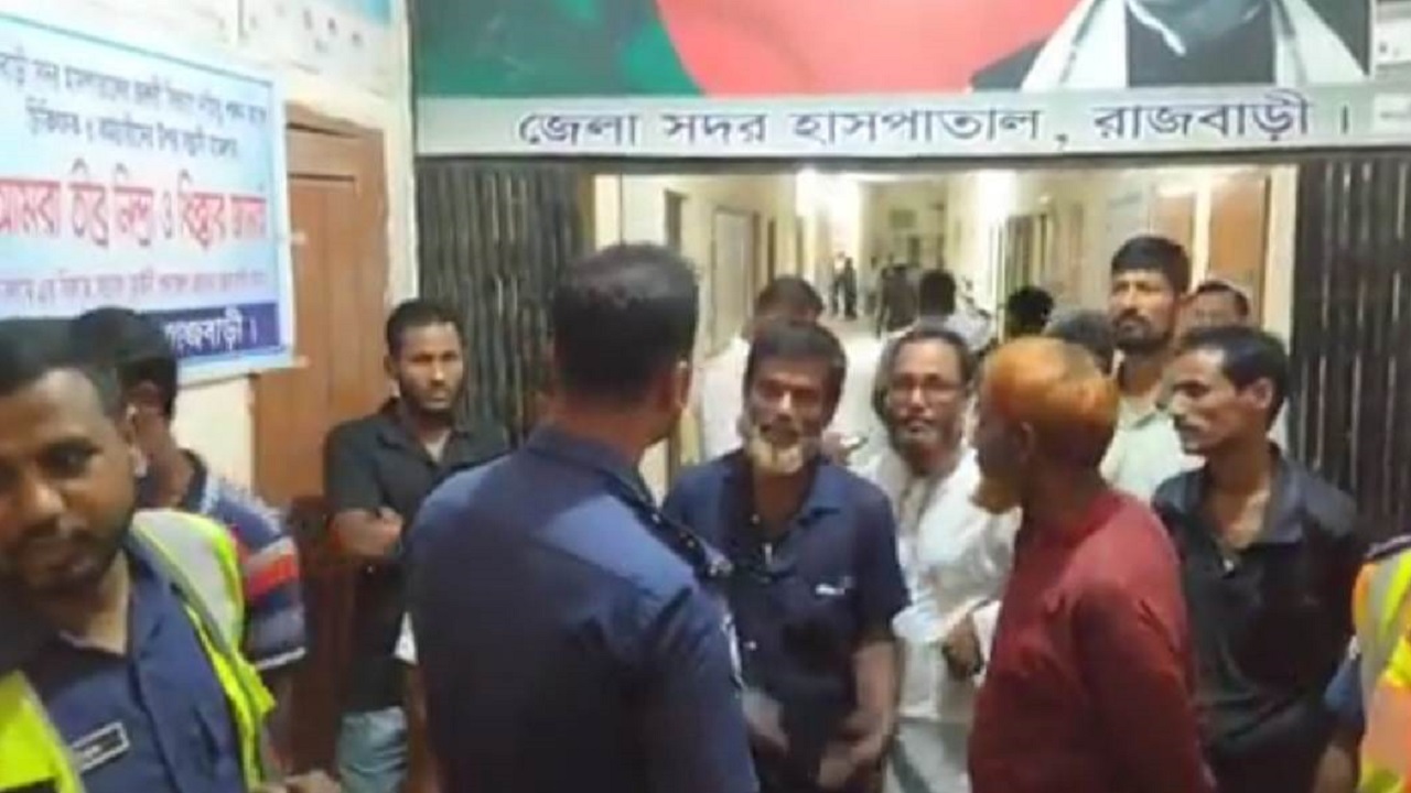 রাজবাড়ী জেলা সদর হাসপাতালের সামনে নিহতের স্বজনদের অপেক্ষা। ছবি : কালবেলা