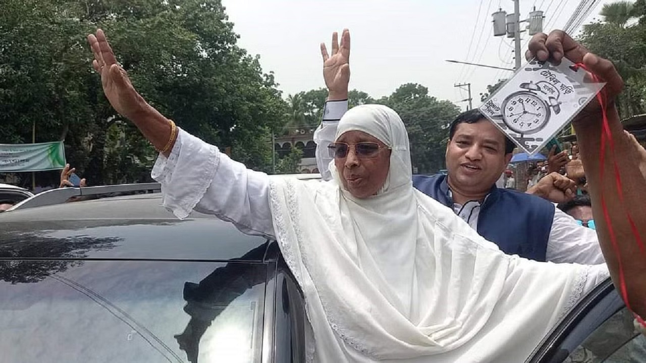 নির্বাচনী প্রচারণায় জায়েদা খাতুন। পুরনো ছবি
