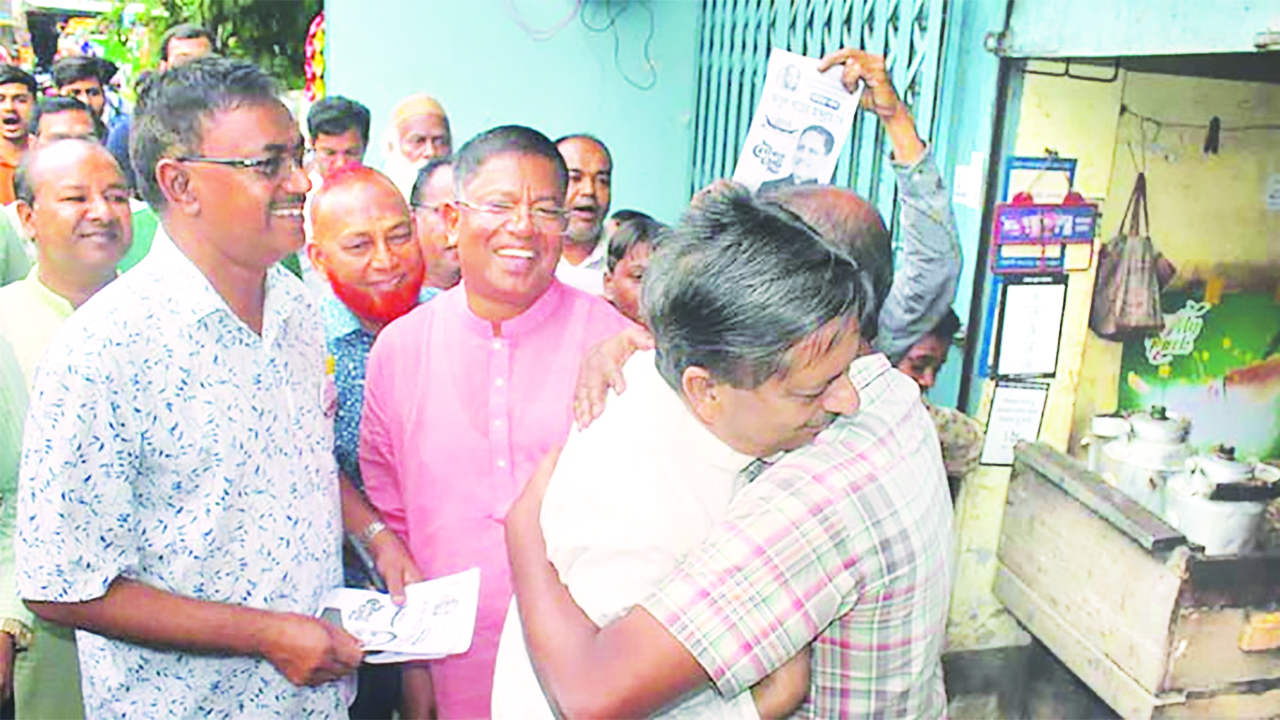 বরিশালে শেষ দিনে আওয়ামী লীগ প্রার্থী খোকন সেরনিয়াবাতের প্রচার।
