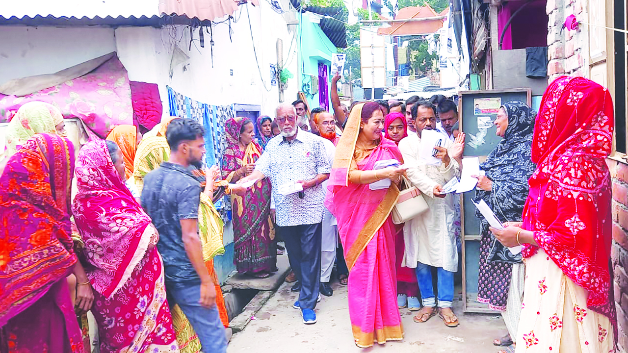 খুলনায় শনিবার তালুকদার আব্দুল খালেকের লিফলেট বিতরণ। ছবি : কালবেলা