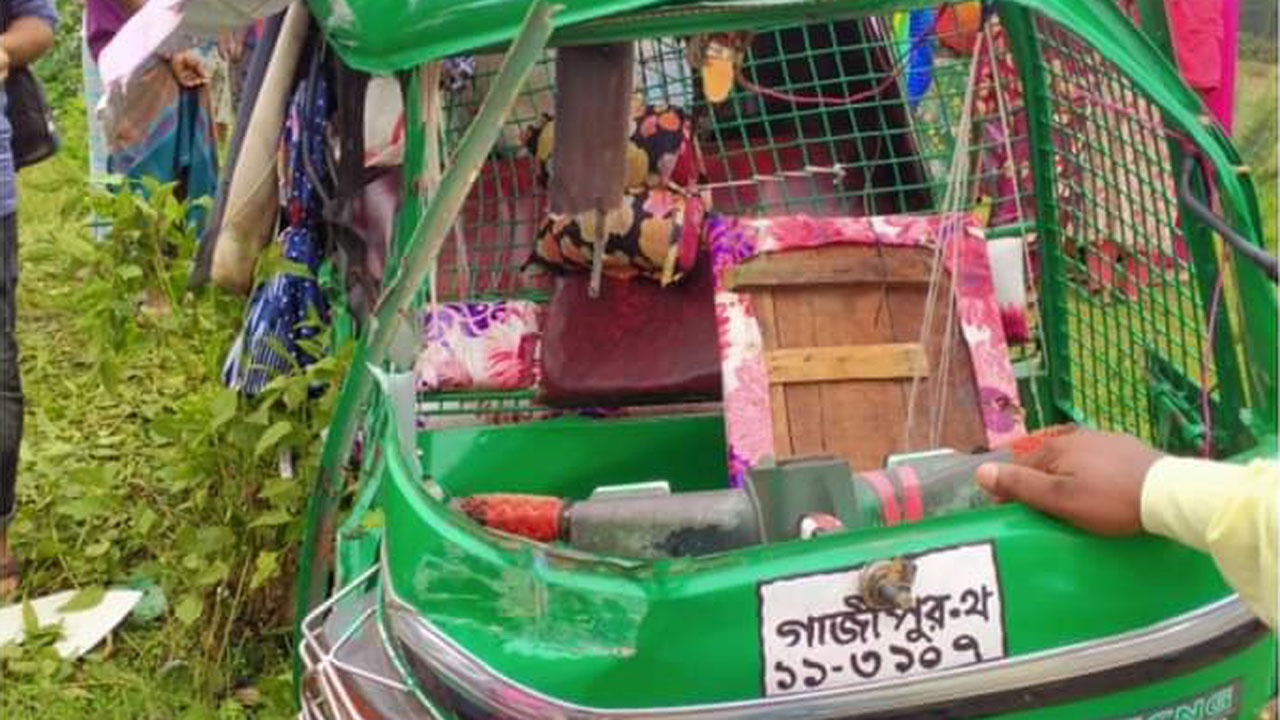 দুর্ঘটনাকবলিত সিএনজিচালিত অটোরিকশা।