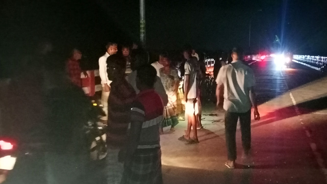 রংপুরে ট্রাক-মোটরসাইকেল সংঘর্ষ।