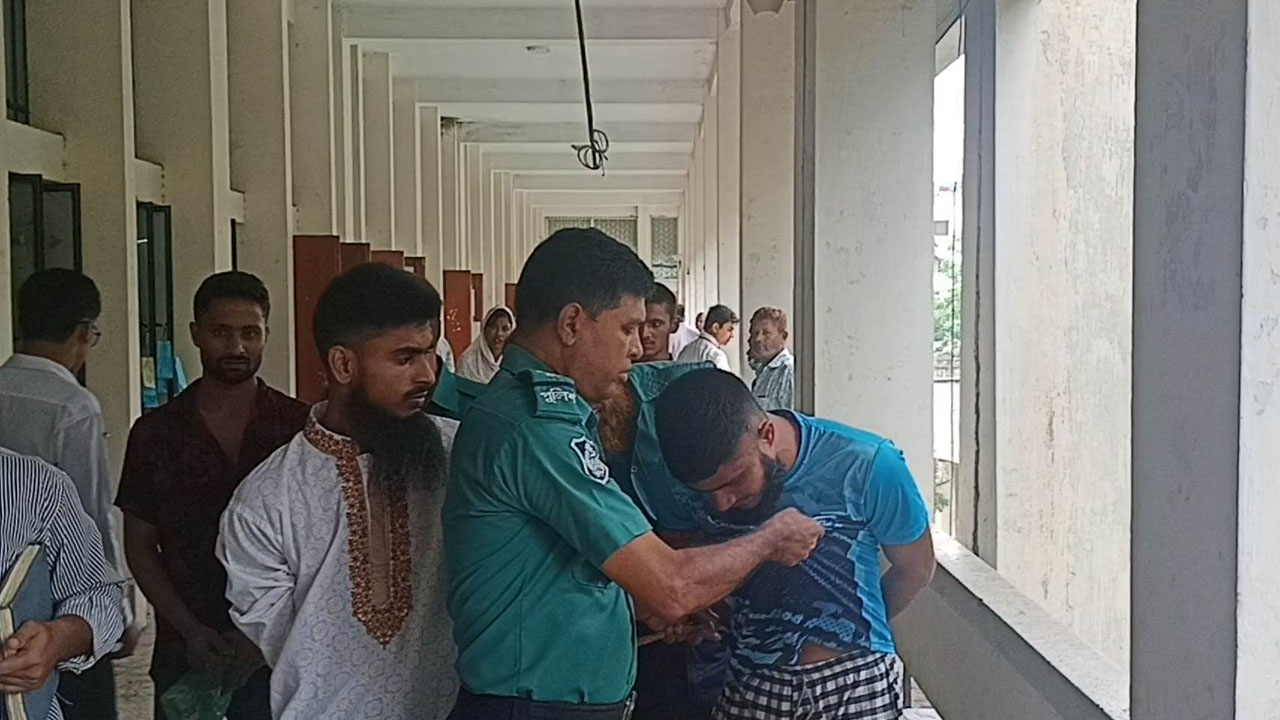 আদালতে দুই আসামি।
