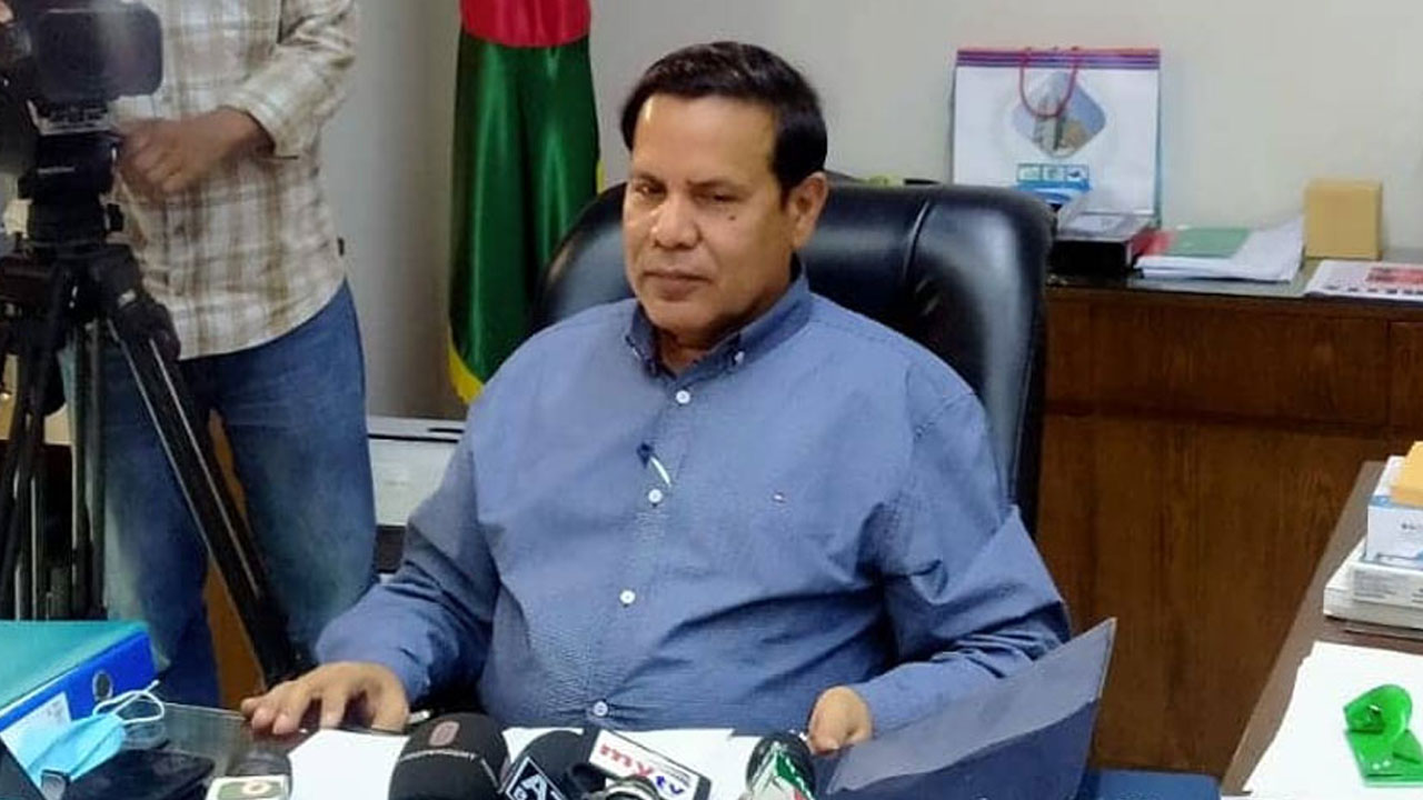 সাংবাদিকদের সঙ্গে কথা বলেন জ্যেষ্ঠ নির্বাচন কমিশনার ব্রিগেডিয়ার জেনারেল (অব.) মো. আহসান হাবিব খান। 