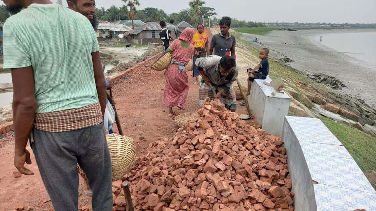 সড়ক সংস্কারে নিম্নমানের খোয়া ব্যবহার করা হচ্ছে।