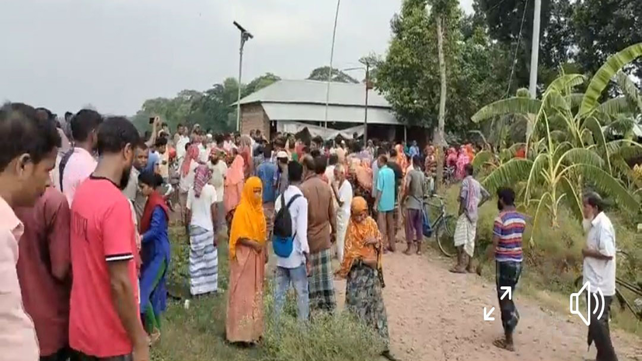 ঘটনাস্থলে এলাকাবসীর বিক্ষোভ। ছবি: সংগৃহীত