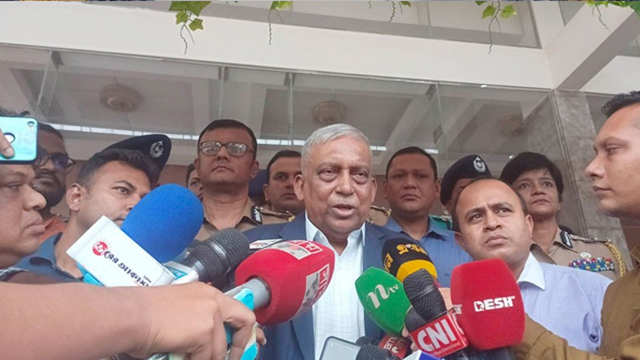 হাইওয়ে পুলিশের ১৮তম প্রতিষ্ঠাবার্ষিকীর অনুষ্ঠান শেষে সাংবাদিকদের সঙ্গে কথা বলছেন স্বরাষ্ট্রমন্ত্রী আসাদুজ্জামান খান কামাল। ছবি : সংগৃহীত